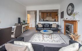 Grosvenor Pad - Lovely 2-Bed Flat - Free On Street Parking